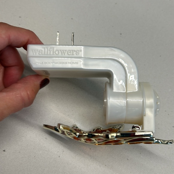 Bath & Body Wallflower Plug Diffuser 🍁 - Picture 3 of 6